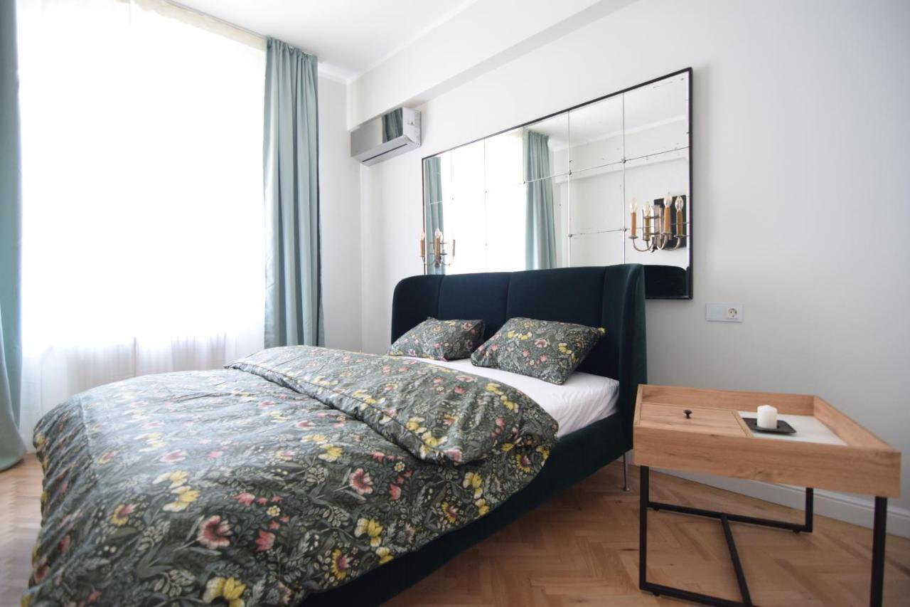 Beautiful Apartment In Old City Bukarest Kültér fotó