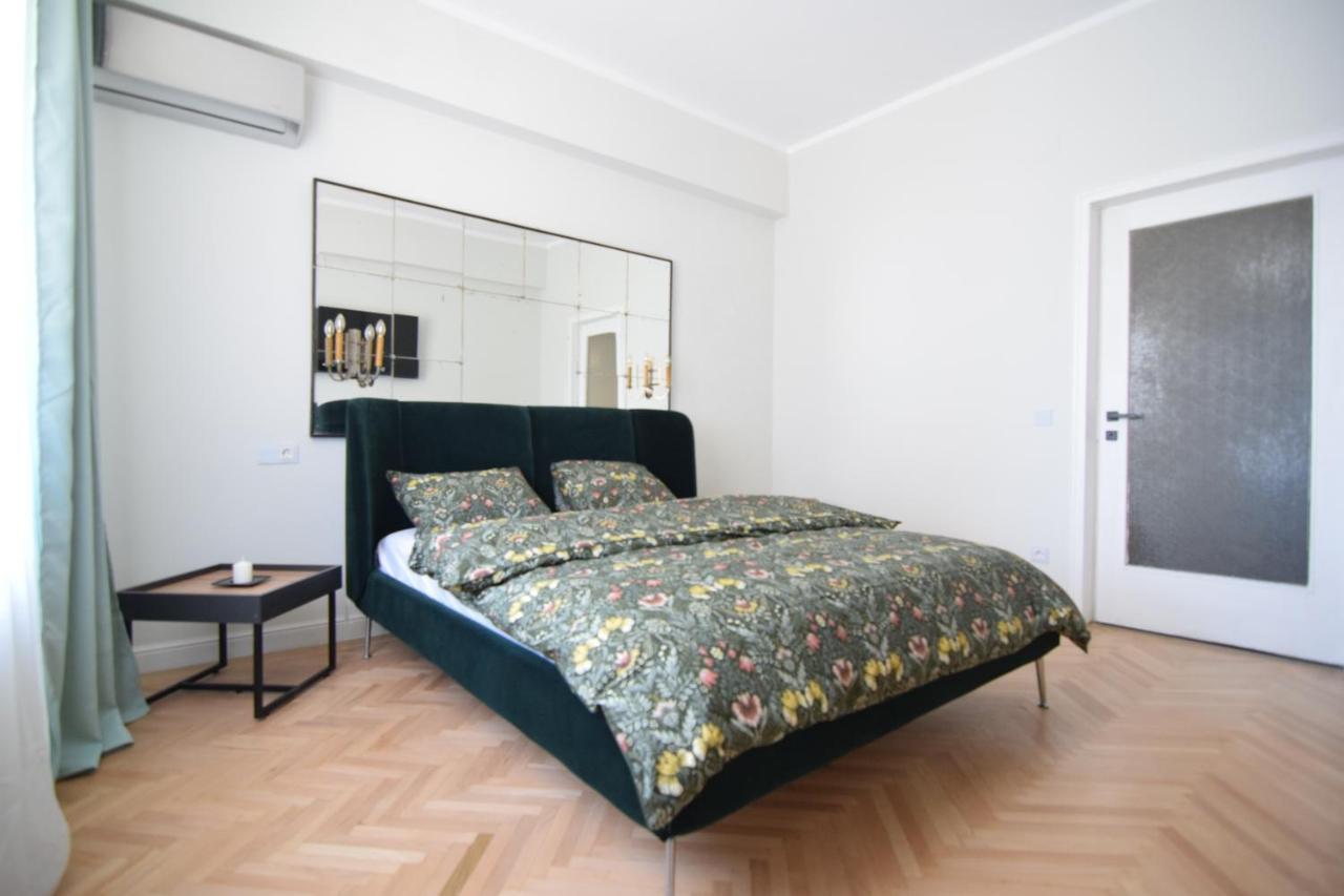 Beautiful Apartment In Old City Bukarest Kültér fotó